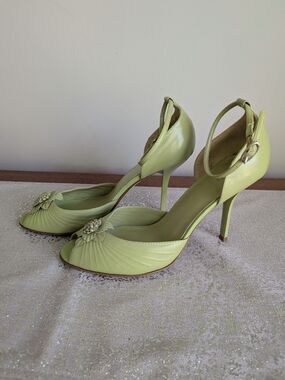 Bakers Viola Leather Heels Womens Sz 10 Lime Green Strappy Flower Barbie Sandals